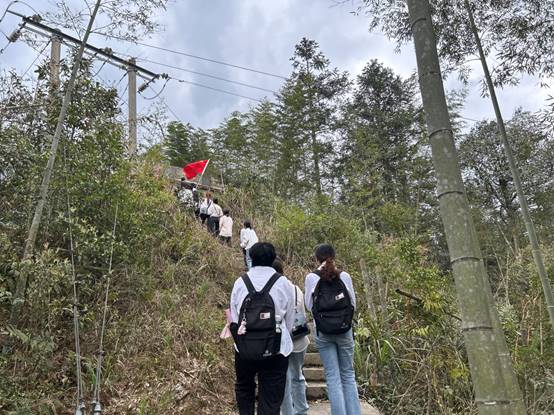 说明: I:\管媒学院\2024\2024春\20-新媒体工作\3.30党员现场教育活动\重走红七军路线.JPG